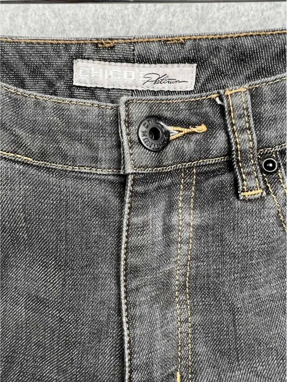 Chicos Denim Jeans Womens M / 8 Classic Platinum Straight Leg Casual Gray